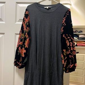 Maternity dress, Davi & Dani, gray with floral puffed sleeves, size small